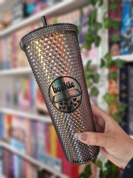 B-Ware Trinkbecher - Bookie | 710 ml Cold Cup | Geschenk für Buchliebhaber | Becher Nietenbecher glänzend | Trinkbecher perfekt für Reisen & Büro