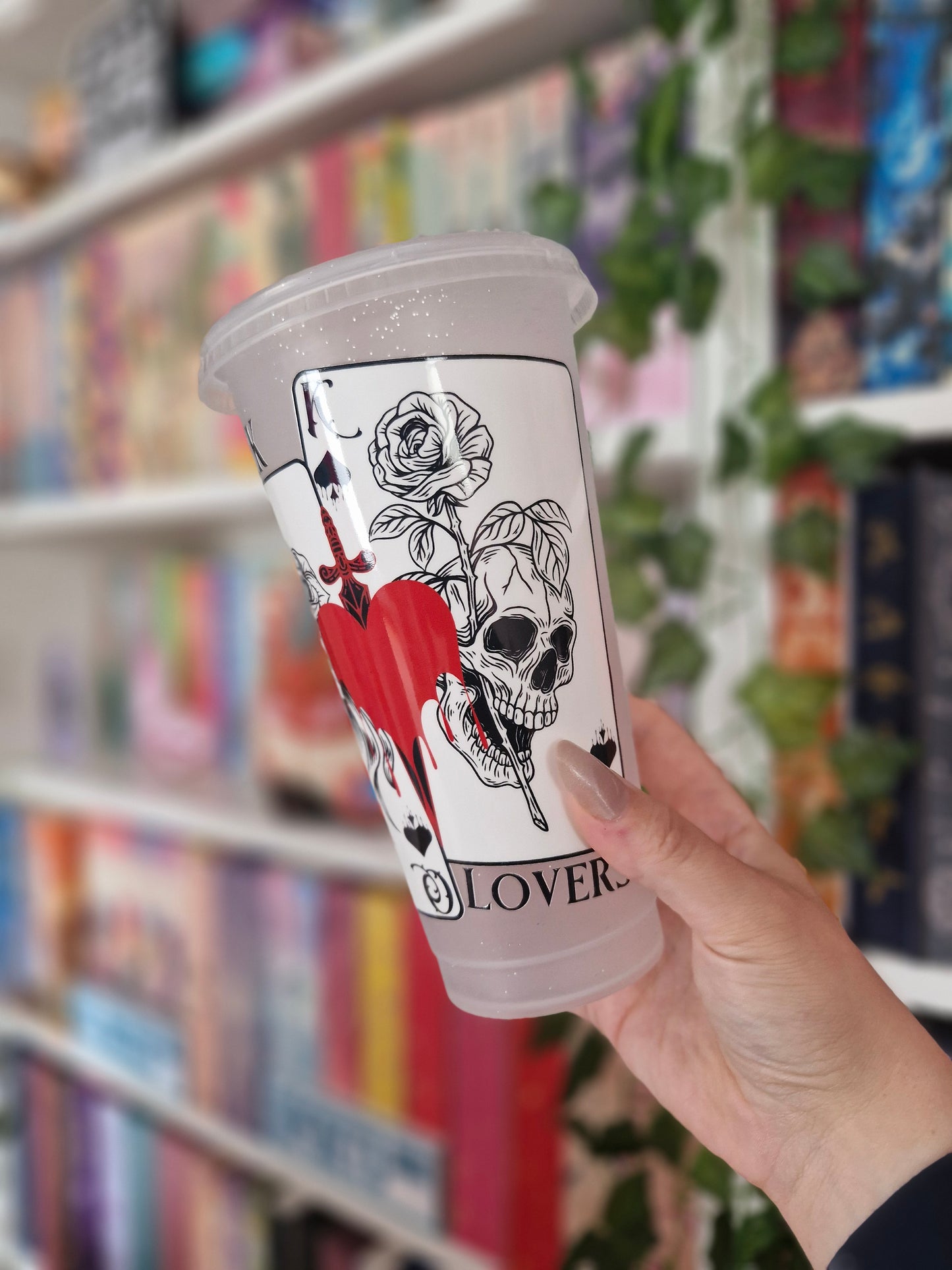 B-Ware Trinkbecher - Dark Lovers | 710 ml Cold Cup | Geschenkidee für Buchliebhaber | Wiederverwendbarer Trinkbecher transparent / glitzer
