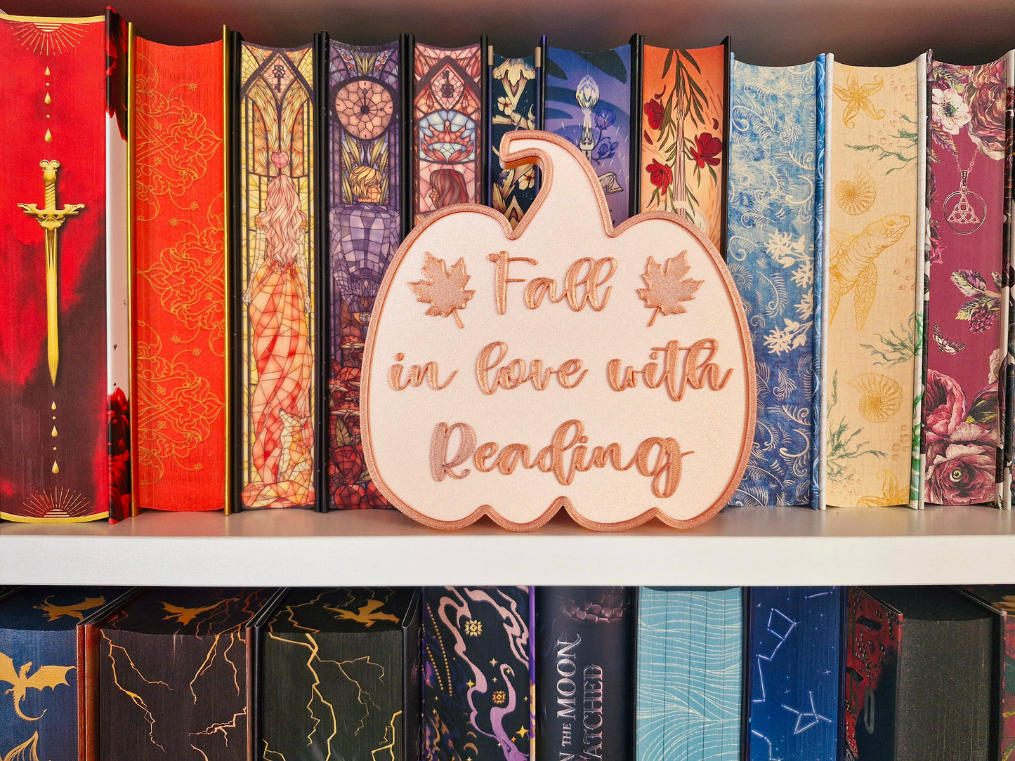 Kürbis Aufsteller mit Schriftzug | Deko fürs Bücherregal | 3D-Druck