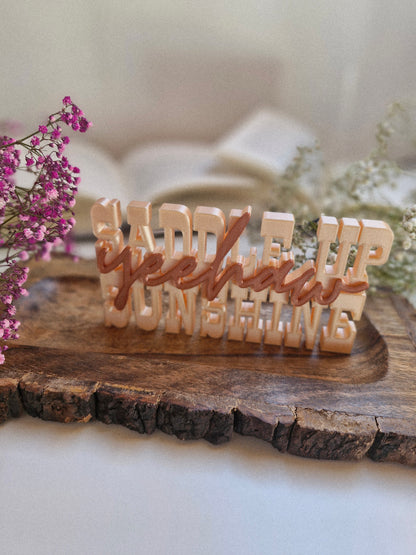 Cowboy Romance – Schriftzug | Saddle Up Sunshine | Deko fürs Bücherregal | 3D-Druck