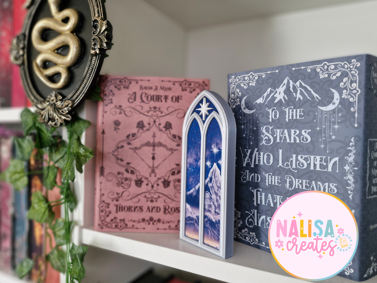 Night Court Window |  Sarah J. Maas Universe | Deko fürs Bücherregal | 3D-Druck | A Court of Thorns and Roses