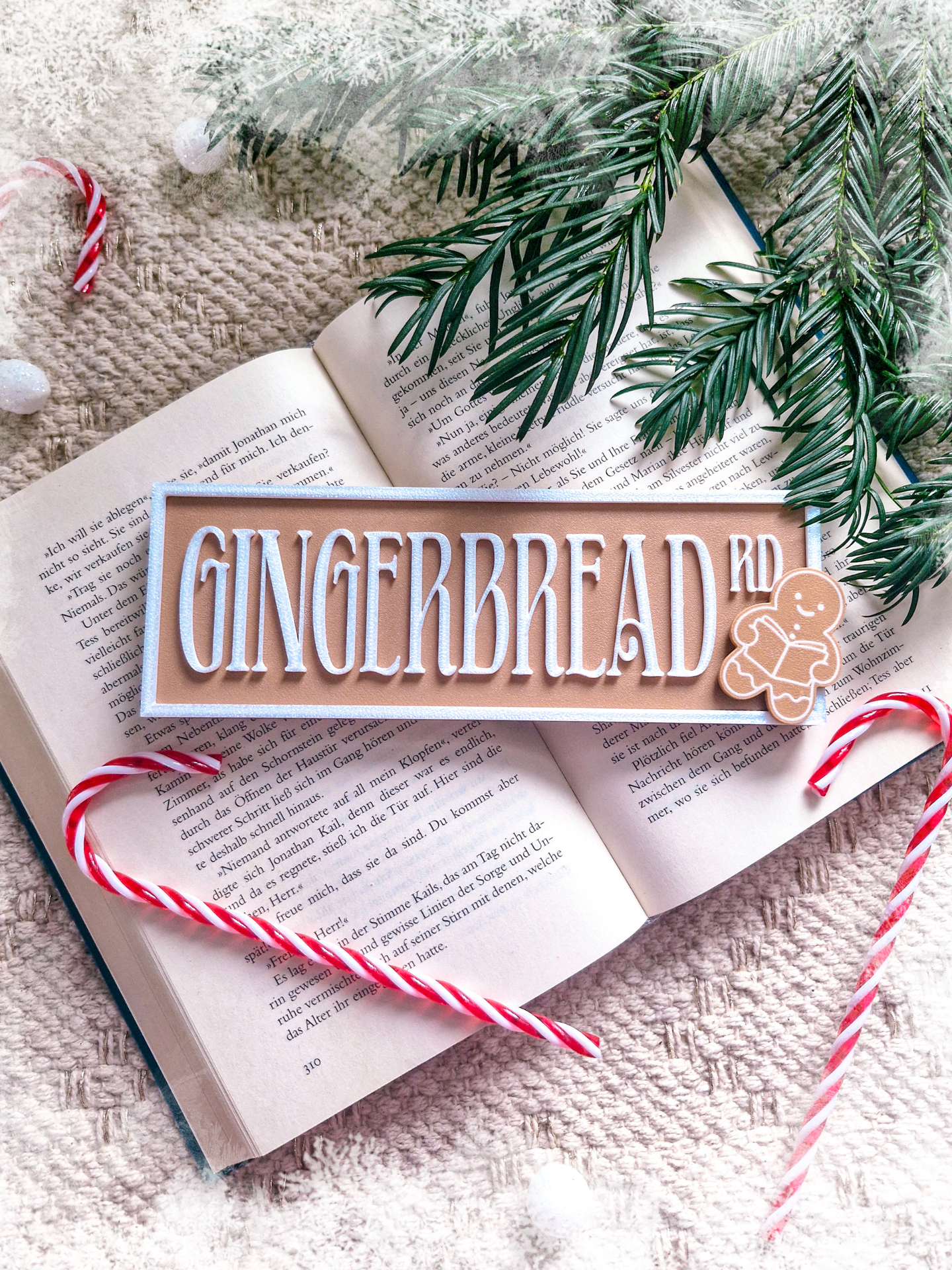 Christmas Street Sign – Gingerbread Road | Deko fürs Bücherregal | 3D-Druck
